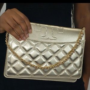 HOST PICK 🎉🎊Tory Burch Savannah Clutch in Gold new with tags. Rare!